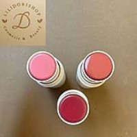 رژگونه مدادی با کاربرد آسان و جلوه طبیعی فارماسی